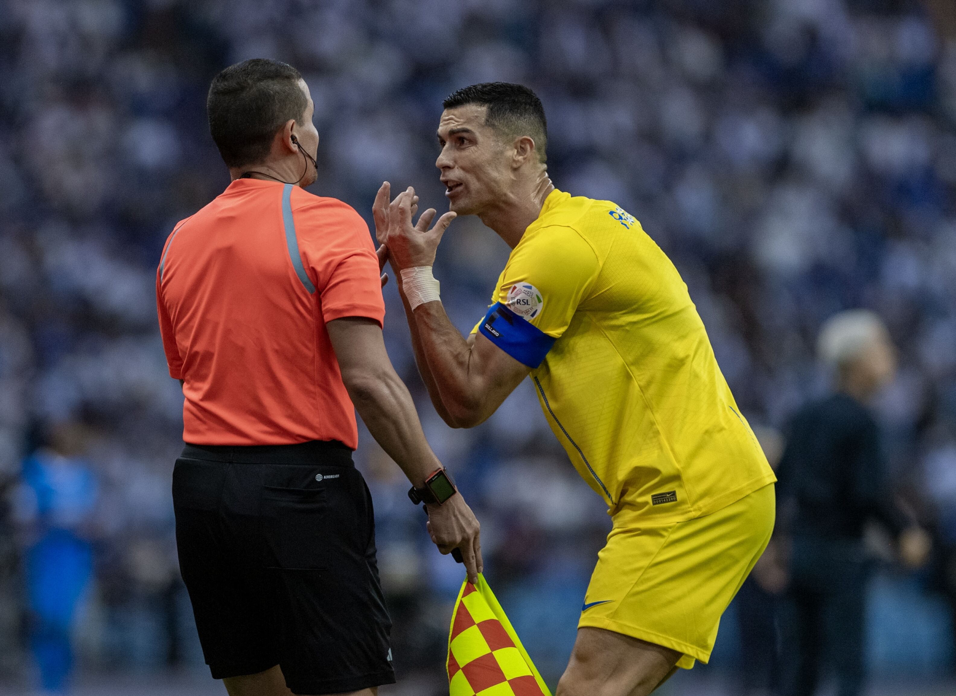 RIYADH, SAUDI ARABIA - DECEMBER 01: Cristiano Ronaldo (R) of Al-Nassr reacts during the Saudi Pro League football match between Al-Hilal and Al-Nassr at King Fahd Stadium in Riyadh, Saudi Arabia on December 01, 2023. (Photo by Mohammed Saad/Anadolu via Getty Images)