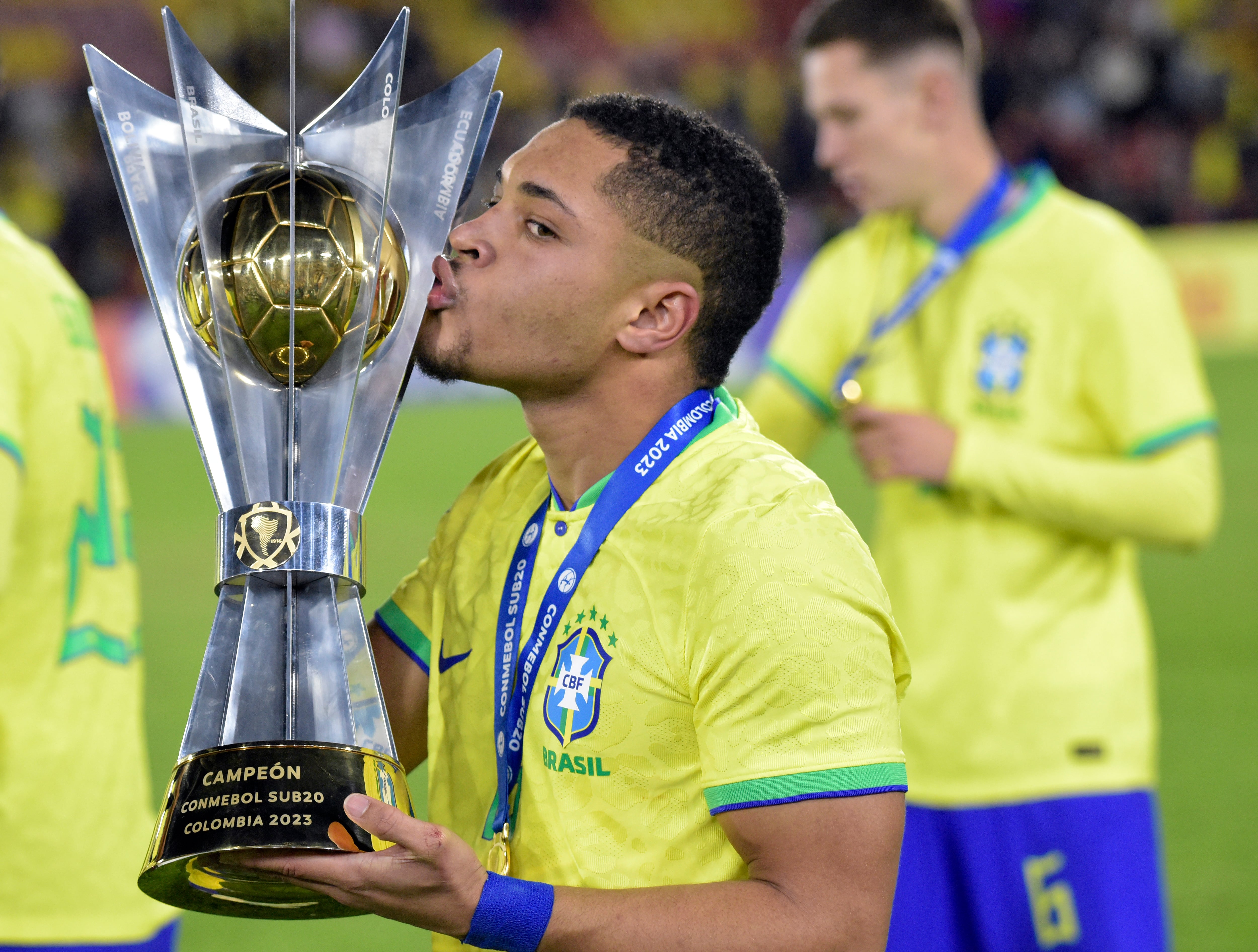 BOGOTA, COLOMBIA - FEBRUARY 12: Vitor Roque of Brazil kisses the trophy after winning the South American U20 Championship match between Brazil and Uruguay at Estadio El Campín on February 12, 2023 in Bogota, Colombia. (Photo by Guillermo Legaria Schweizer/Getty Images)