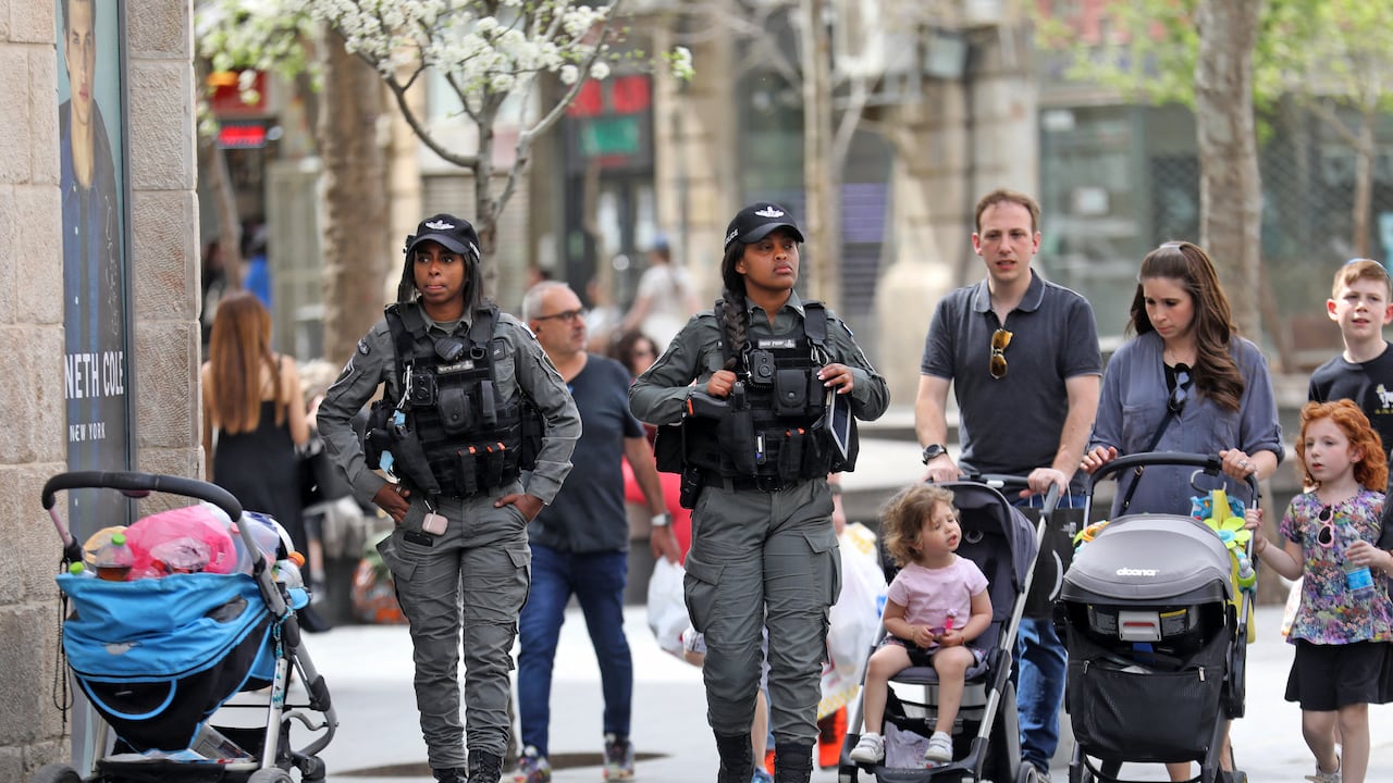 Las fuerzas de seguridad israelíes patrullan la carretera central de Jaffa en Jerusalén el 1 de abril de 2022. - Israel lleva mucho tiempo en guerra con los militantes palestinos, pero los recientes ataques mortales afirmados o inspirados por el grupo Estado Islámico han aumentado el temor de una nueva amenaza a la seguridad. (Foto de GIL COHEN-MAGEN / AFP)