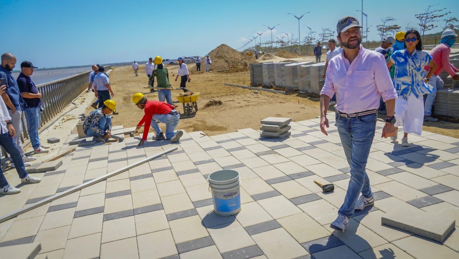 El alcalde de Barranquilla, Jaime Pumarejo hizo un recorrido por la zona de las obras