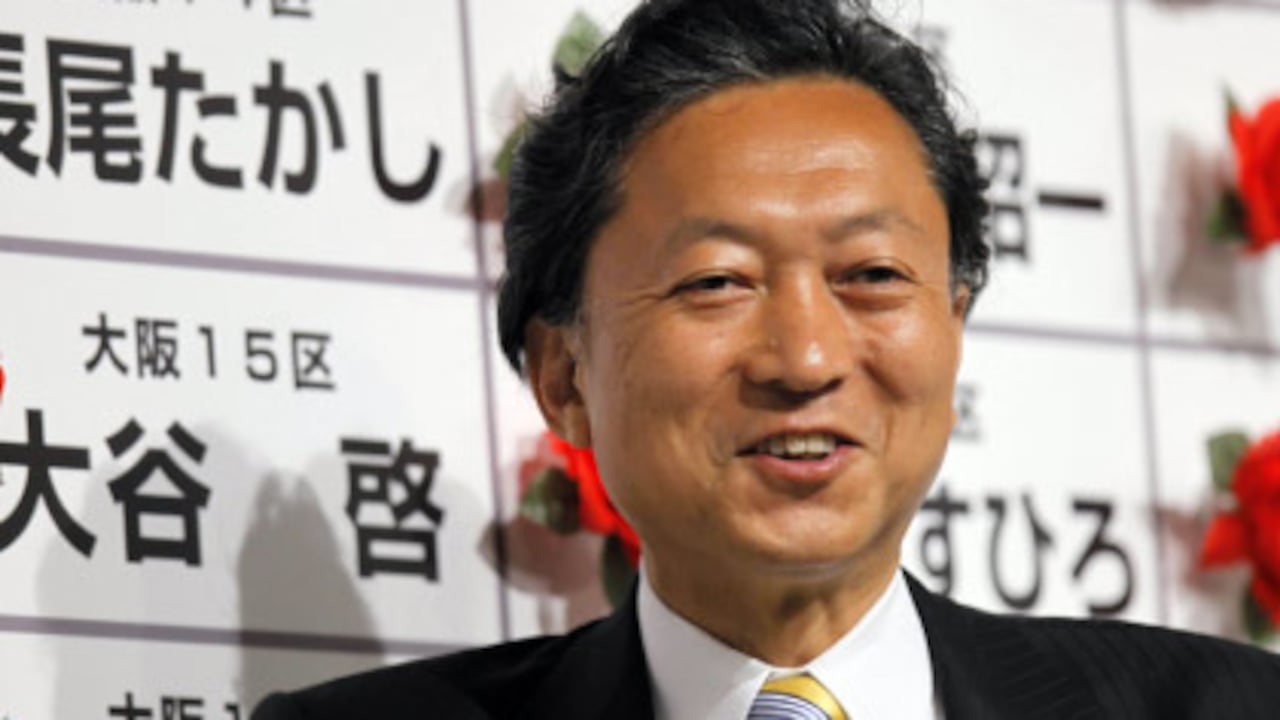 Los japoneses, cansados de la crisis económica y la corrupción del PLD, votaron por el cambio.El partido de Yukio Hatoyama, el PDJ, fue el gran vencedor de la jornada electoral.
Por cada escaño ganado, Hatoyama colgaba una rosa
