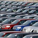 La producción de automóviles en el Reino Unido cayó en enero un 58,7%, hasta 61.404 unidades, en comparación con el mismo mes de 2008, informó la Sociedad de Comerciantes y Fabricantes Automovilísticos. El 83,5% de los vehículos fabricados se destinó a la exportación, un récord para el primer mes del año, aunque ese dato vino condicionado por la depreciación de la libra esterlina.
Las cifras confirman el deterioro de la industria automovilística en el Reino Unido, donde compañías como Ford, Jaguar Land Rover, Honda, Toyota y Nissan han recortado la producción y eliminado empleos. Las ventas de carros han descendido en todo el mundo debido a la falta de financiación y de confianza de los consumidores, afectados por la crisis económica.