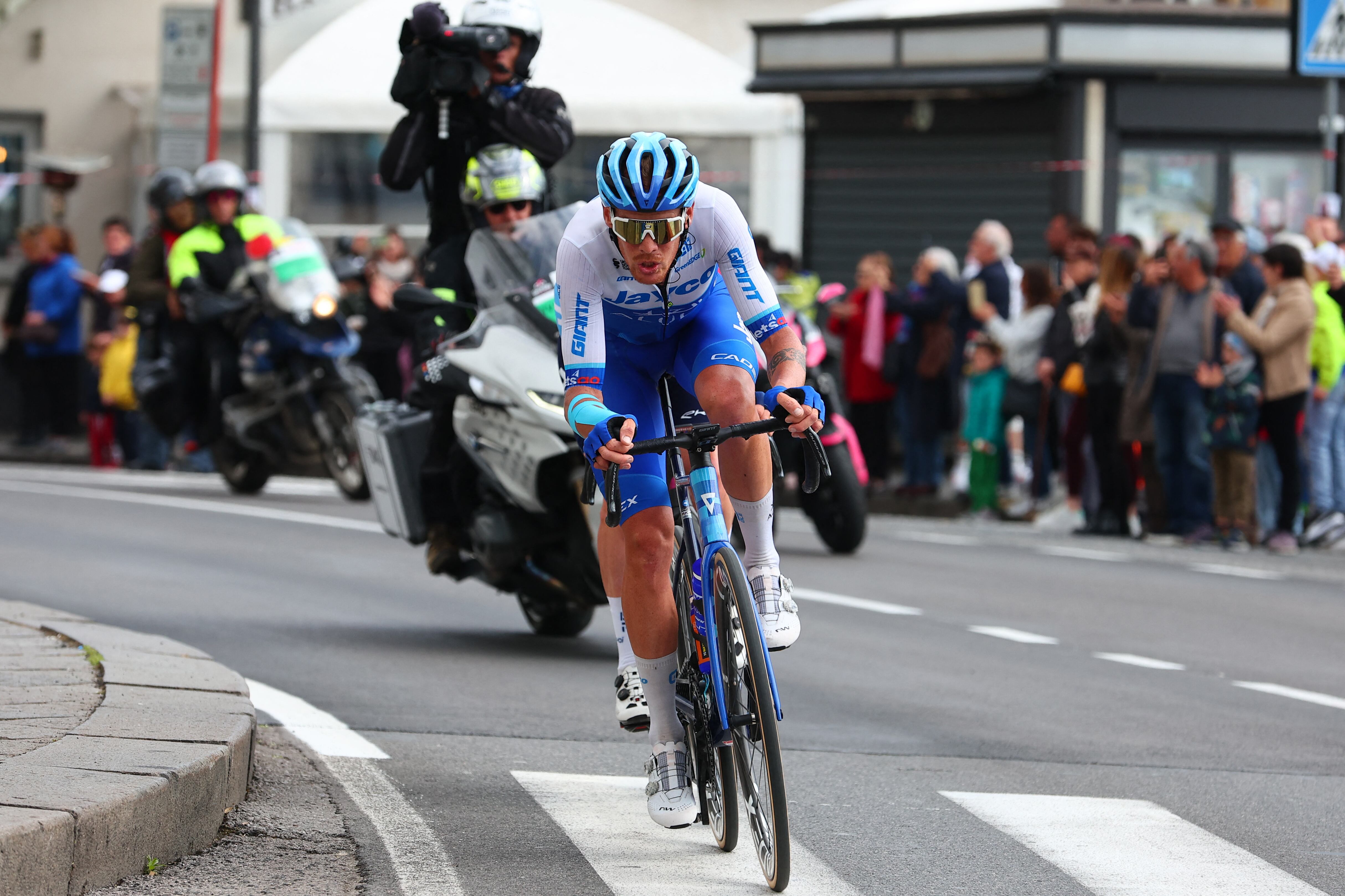 Team Jayco AlUla's Italian rider Alessandro De Marchi cycles in a breakaway during the sixth stage of the Giro d'Italia 2023 cycling race, 162 km between Naples and Naples, on May 11, 2023. (Photo by Luca Bettini / AFP)