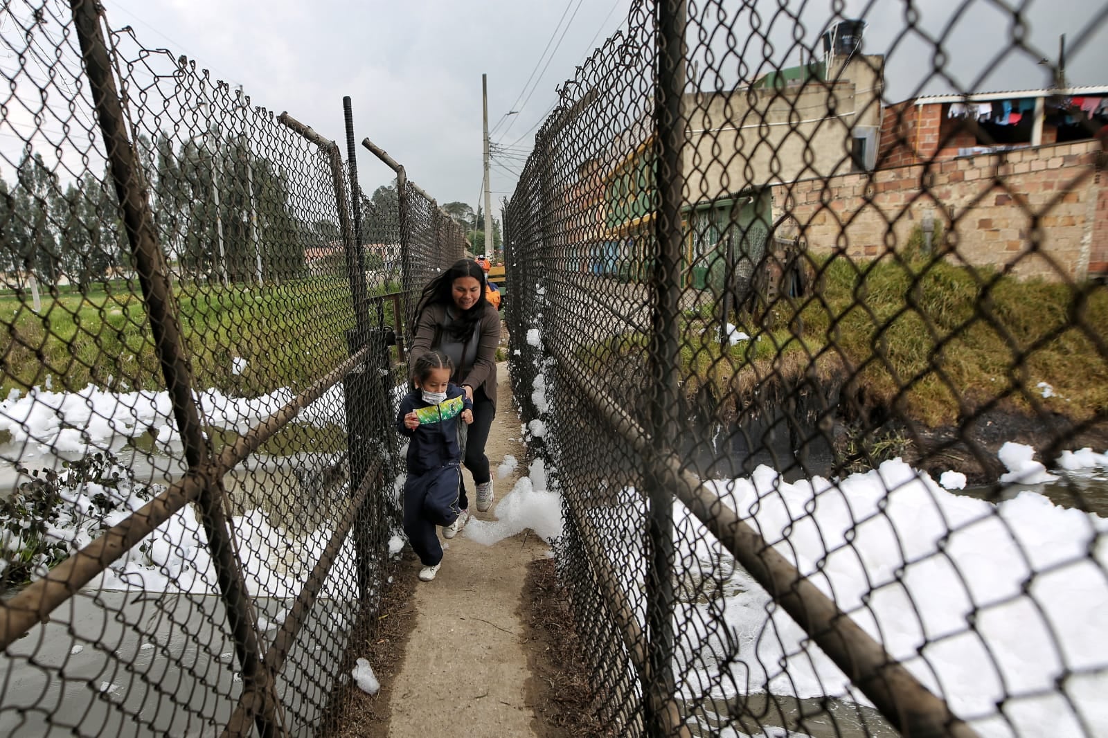 Espuma por la contaminación en el barrio los Puentes Mosquera Cundinamarca