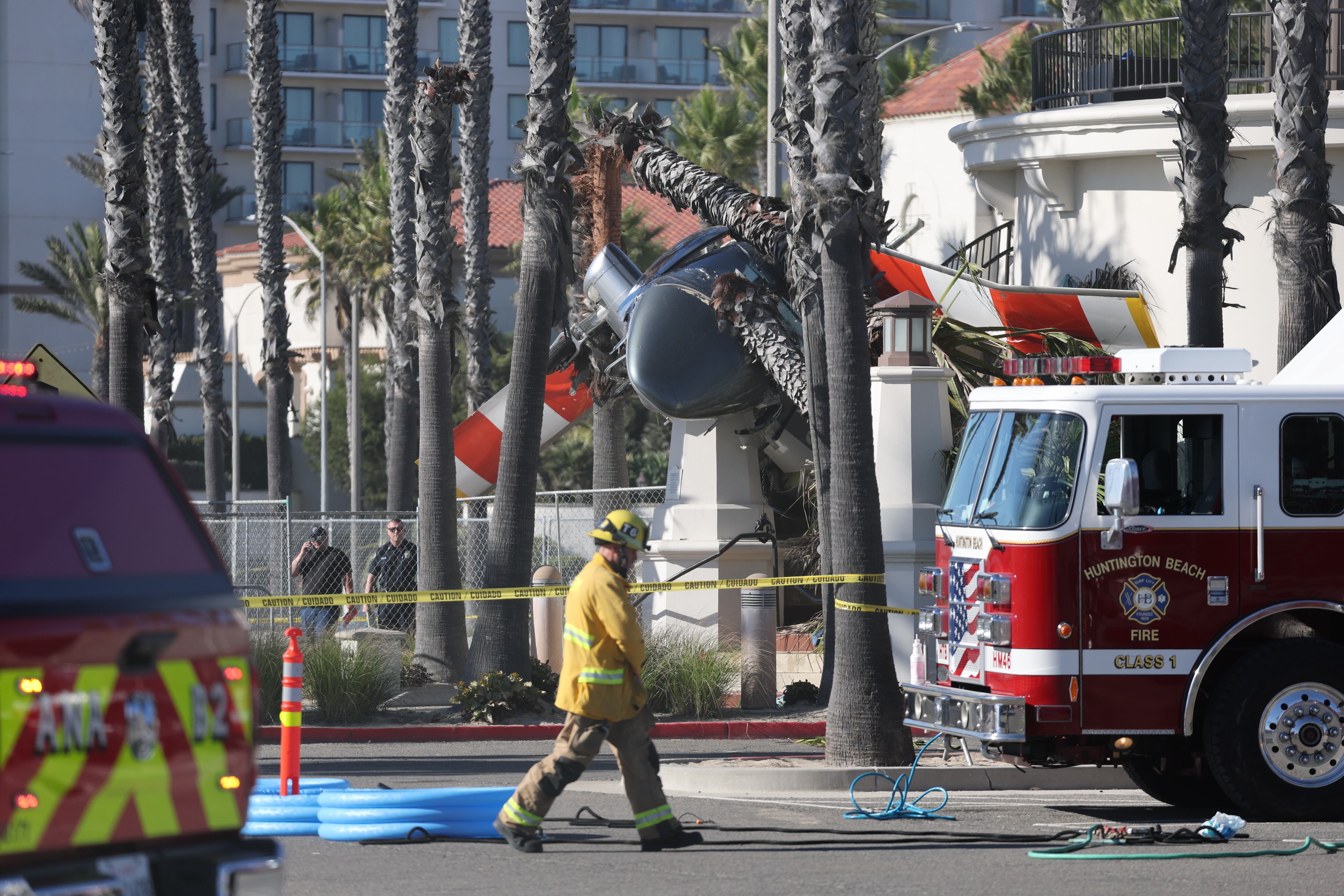 El Departamento de Policía y el Departamento de Bomberos de Huntington Beach respondieron el sábado al accidente ocurrido en la intersección de Pacific Coast Highway y Huntington Street el sábado 11 de octubre de 2025 en Huntington Beach, CA.
