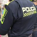 Policías de espaldas.