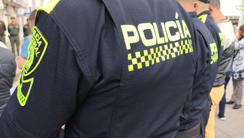 Policías de espaldas.