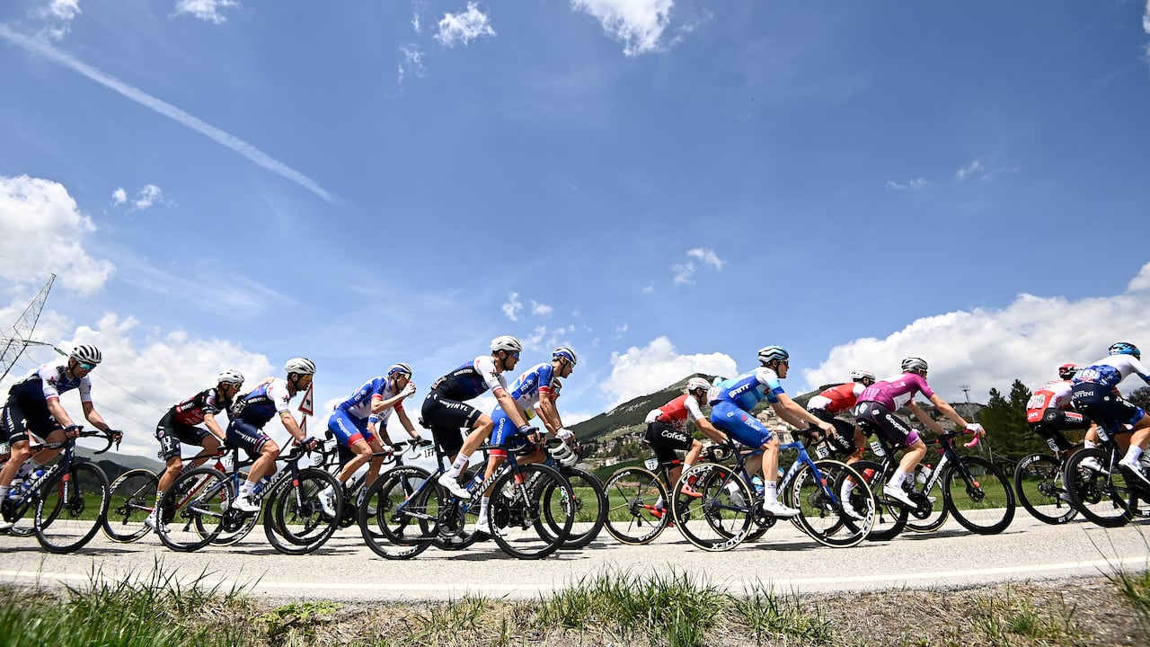 El pelotón avanza durante la novena etapa del Giro de Italia entre Isernia y el Blockhaus.
