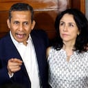 (ARCHIVOS) En esta foto de archivo tomada el 30 de abril de 2018, el expresidente de Perú (2011-2016) Ollanta Humala habla junto a su esposa Nadine Heredia afuera de su casa luego de ser liberado de prisión preventiva en espera de juicio por cargos de lavado de dinero, en Lima. - Ollanta Humala se convirtió en el primer expresidente de Perú en ir a juicio el 21 de febrero de 2022 en un vasto caso de corrupción que involucra al grupo constructor brasileño Odebrecht y sobornos pagados a políticos. (Foto por Luka GONZALES / AFP)