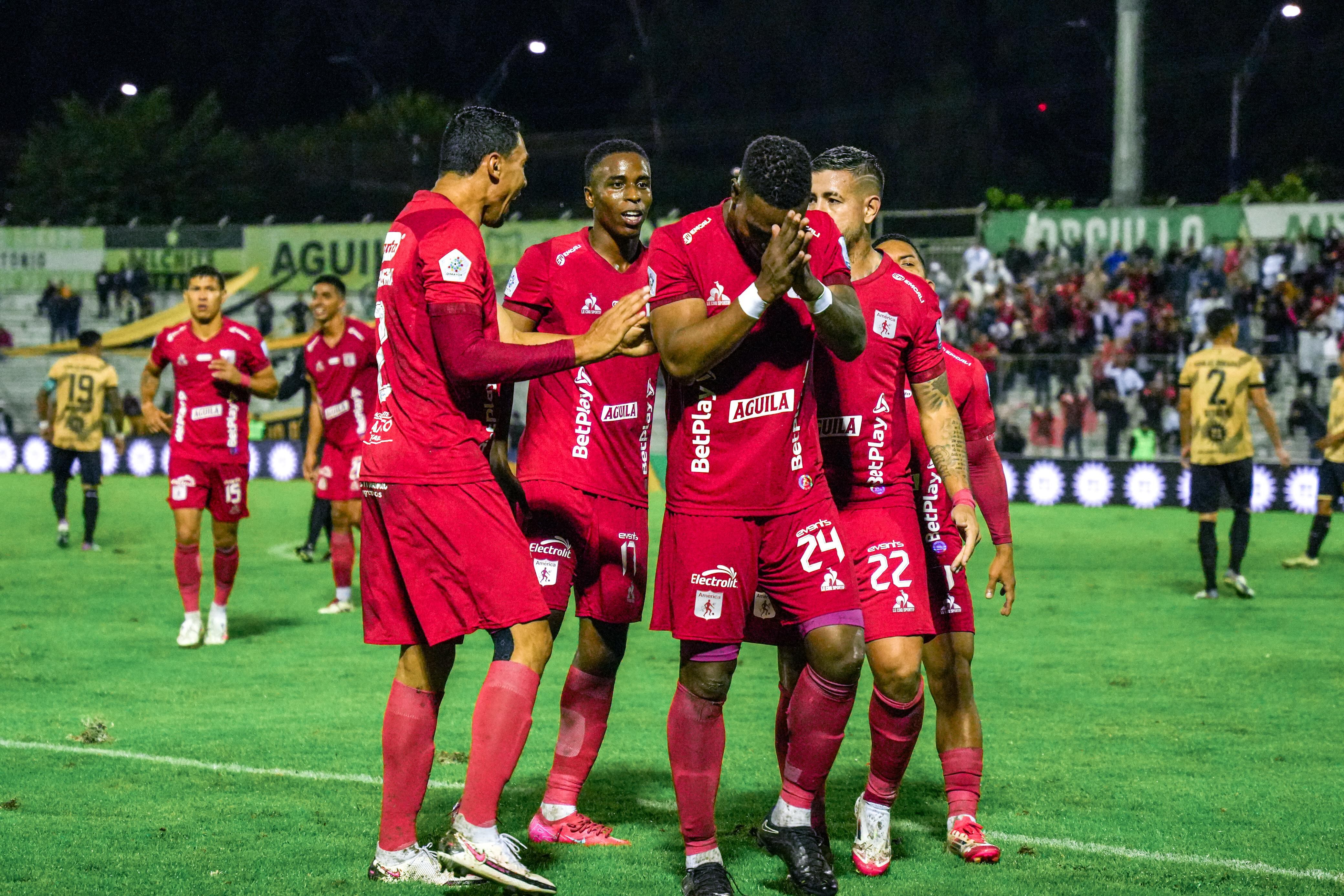 América celebra su clasificación, en Rionegro, ante Águilas Doradas.
