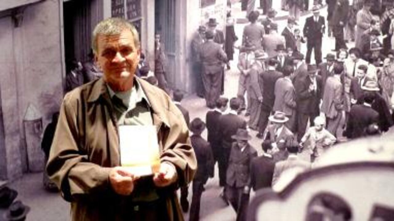 Adalberto Agudelo, escritor y profesor manizalita, ganador de 32 distinciones literarias. Aquí con su novela "Pelota de trapo", que obtuvo el Premio Nacional de Novela Ciudad de Bogotá 2008.