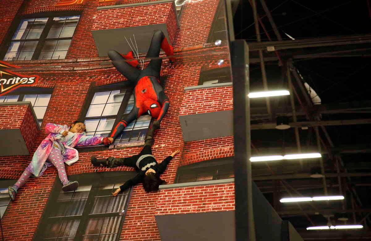 También pueden participar en las diversas actividades que las distintas marcas tienen para ellos, como esta, en la que pueden colgar de un edificio con Spiderman. 