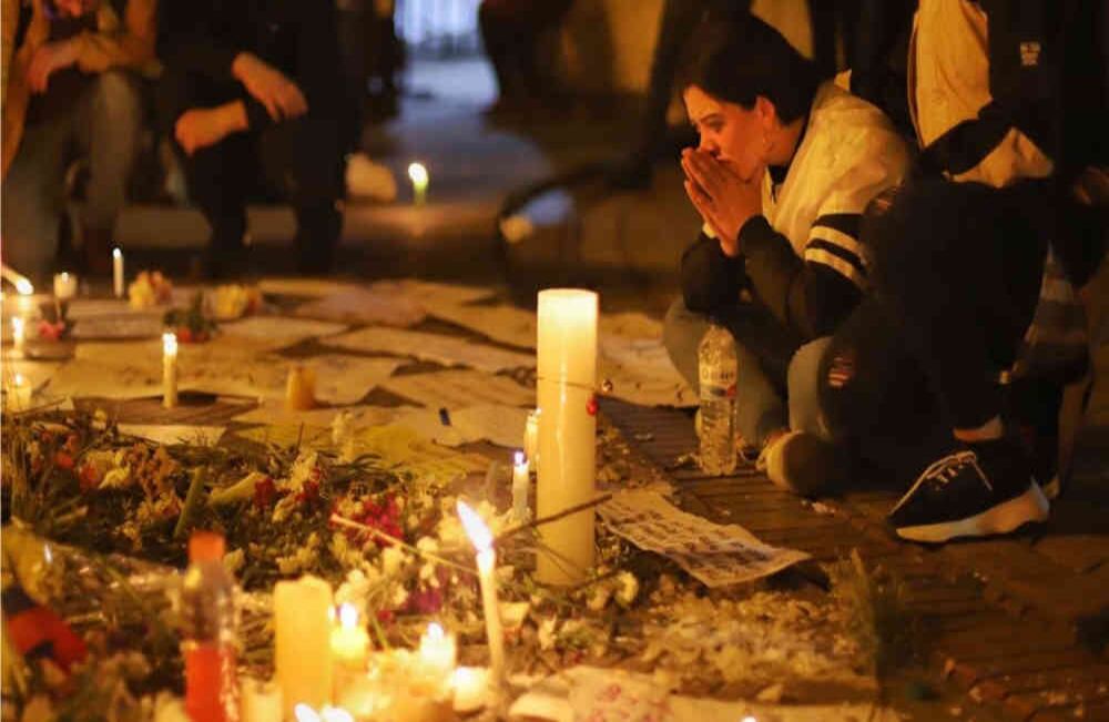 Los bogotanos comenzaron la jornada de protesta de esta madrugada en la calle 19 con carrera cuarta; lugar donde cayó el joven de 18 años. FOTO:  Diana Rey Melo / SEMANA