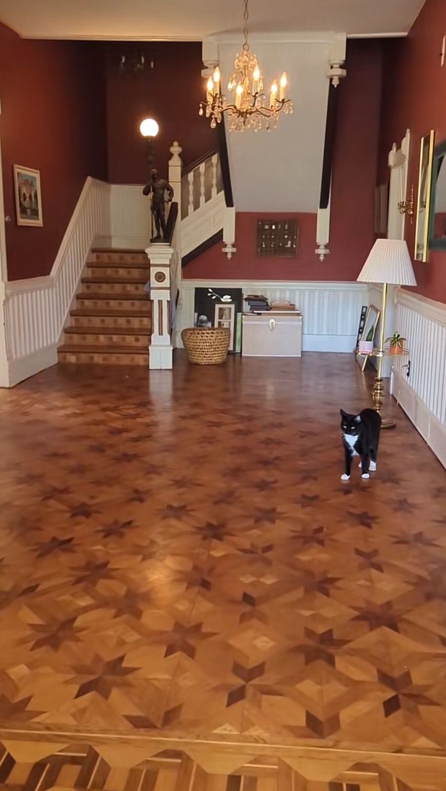 Una captura de pantalla de un recorrido por la casa victoriana de 145 años de antigüedad.