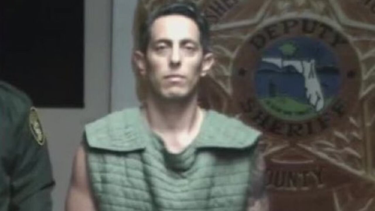 El hombre se entregó a la Policía.