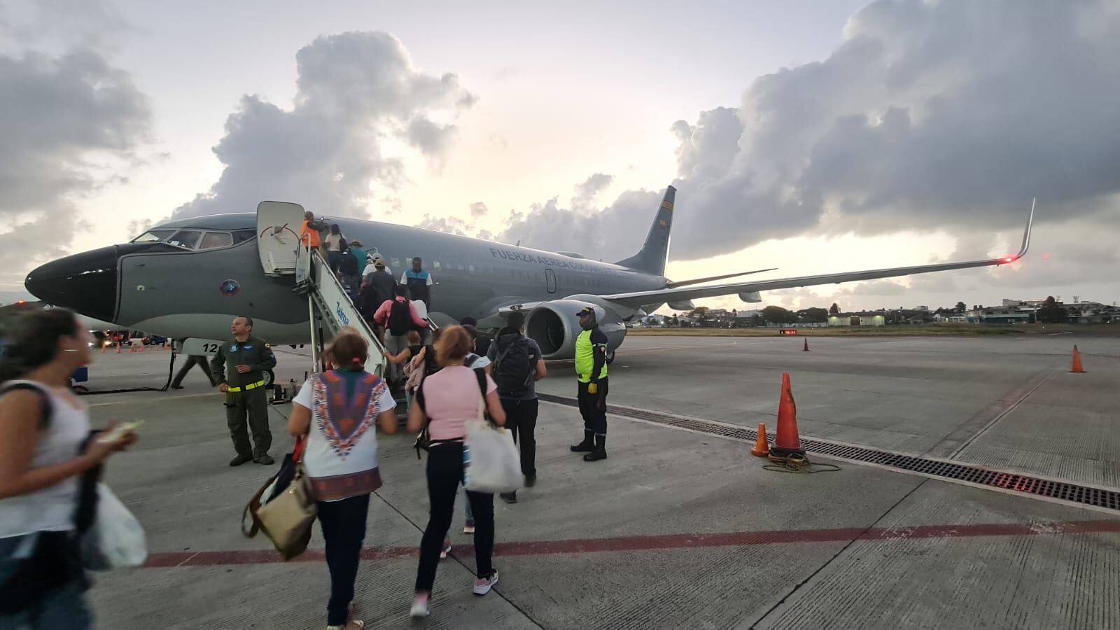 El presidente afirmó que todos sus viajes quedan suspendidos para responder a la situación.