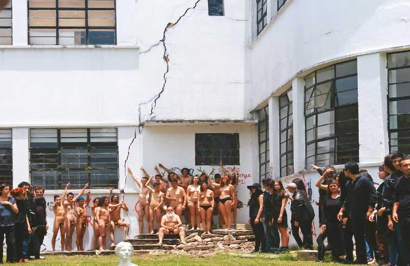 En julio se abrió esta grieta en el edificio de Bellas Artes. Con desnudos y plantones, estudiantes y maestros reclamaron el evidente abandono de este lugar. Foto: Eduardo Andrés Mestre.