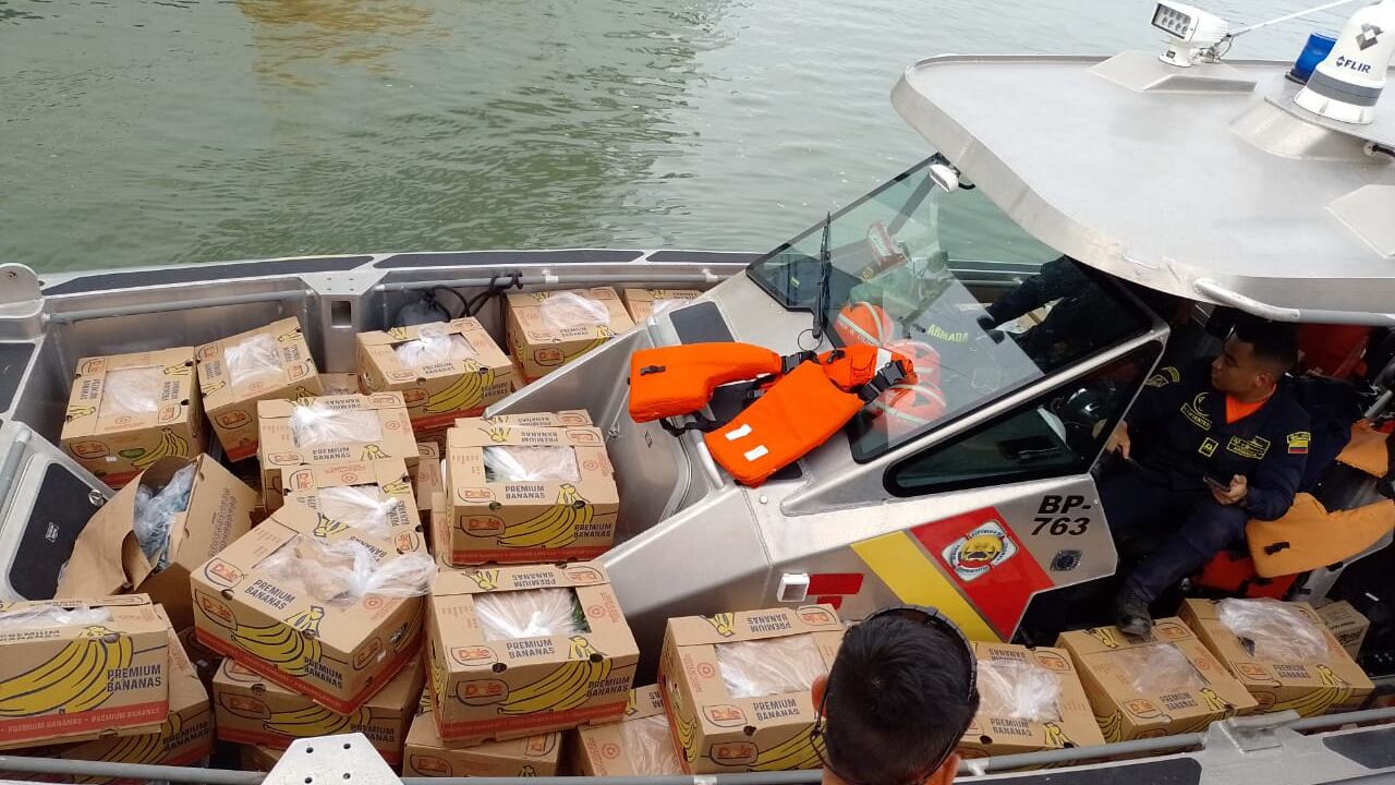 Incautan 1.4 toneladas de cocaína en cajas de frutas.