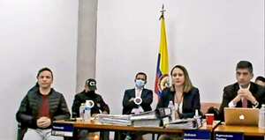 La mesa en la que se encontraban los fiscales, apenas a unos centímetros de Jhonier, estaba llena de documentos: las pruebas en su contra. Carpetas repletas de imágenes, transcripciones de llamadas, hojas con rótulos de Medicina Legal y de la Fiscalía e informes forenses.