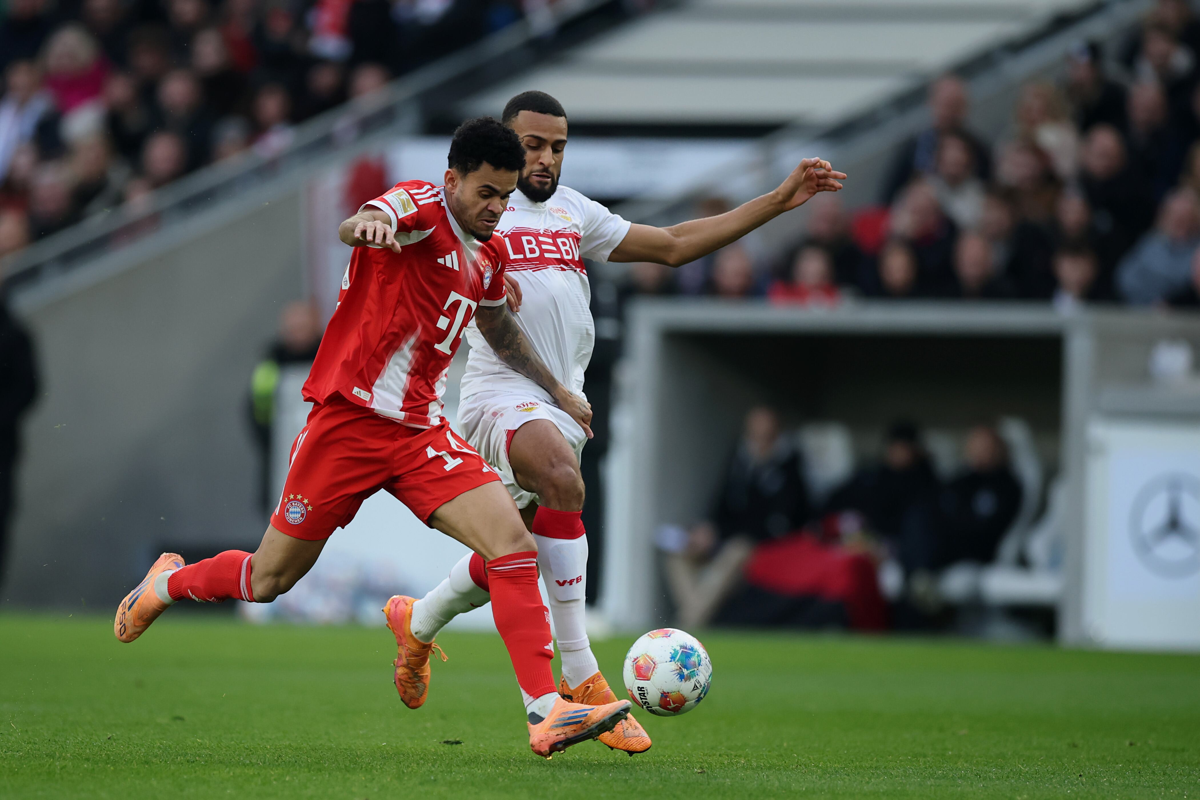 Luis Díaz en medio del partido de Bayern Múnich contra Stuttgart.