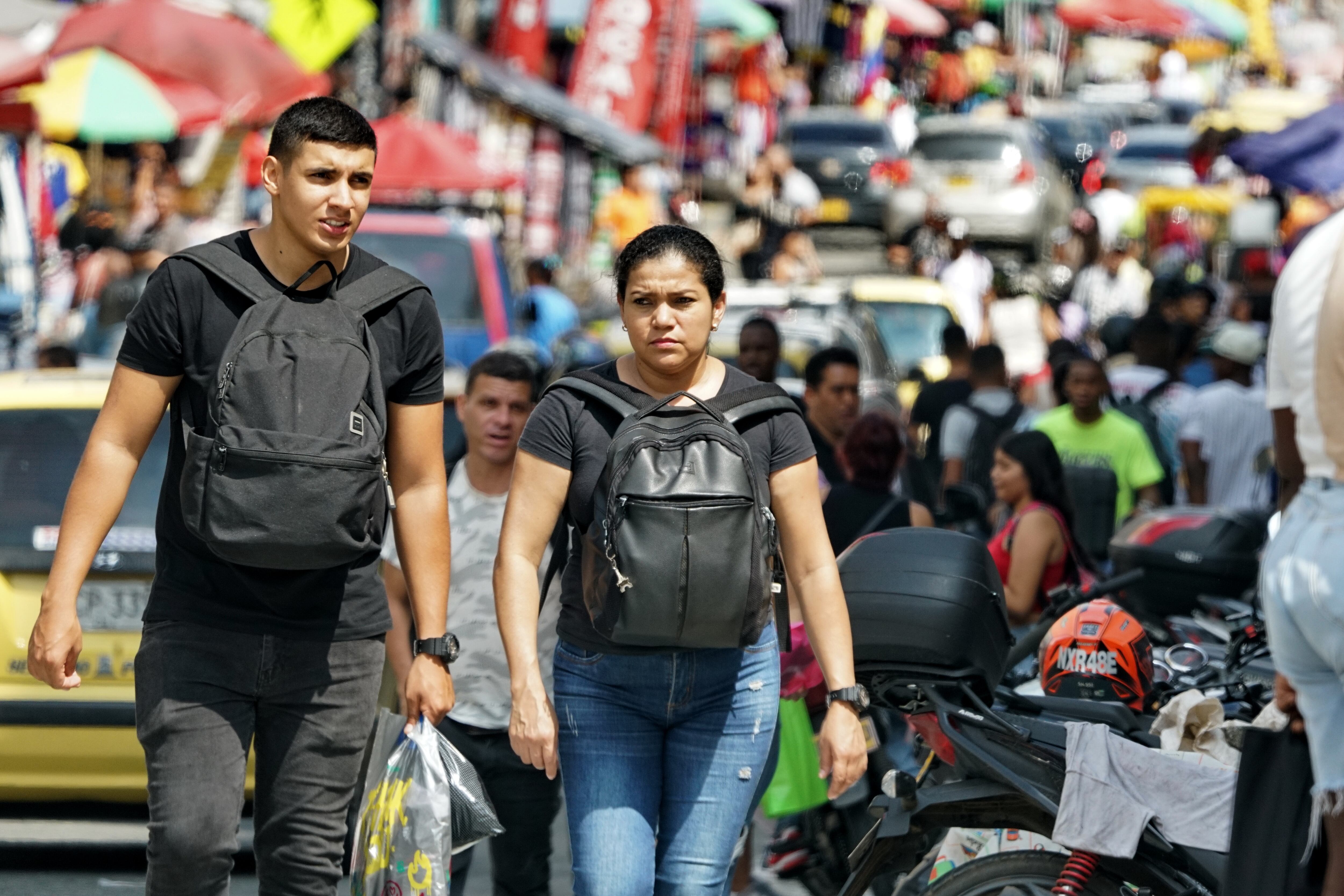 Miles de personas salieron a realizar sus compras de navidad a una semana del nacimiento del Niño Dios. Las calles del centro se convierten en un caos
