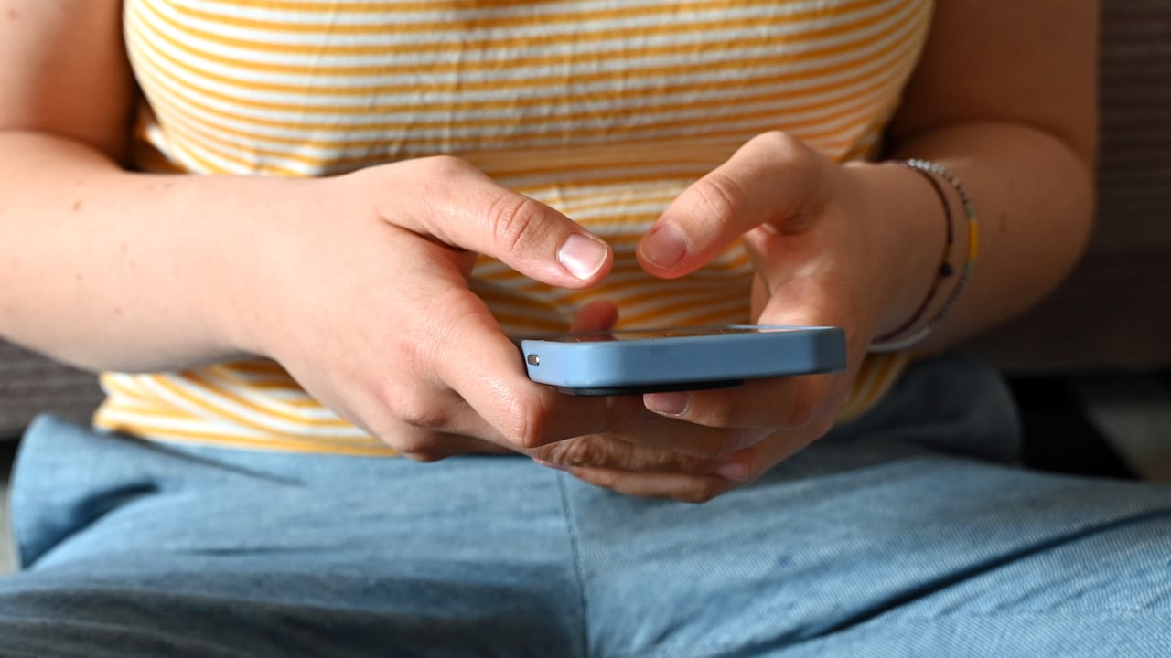 Lo que para muchos puede ser una publicación cotidiana y sin riesgo, como una foto del carro nuevo, una historia desde el parqueadero del conjunto o un viaje compartido en tiempo real, puede convertirse en información clave para los delincuentes.