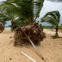 Sombrillas rotas yacían en la playa, derribadas por el huracán Fiona en Punta Cana, República Dominicana, el lunes 19 de septiembre de 2022.