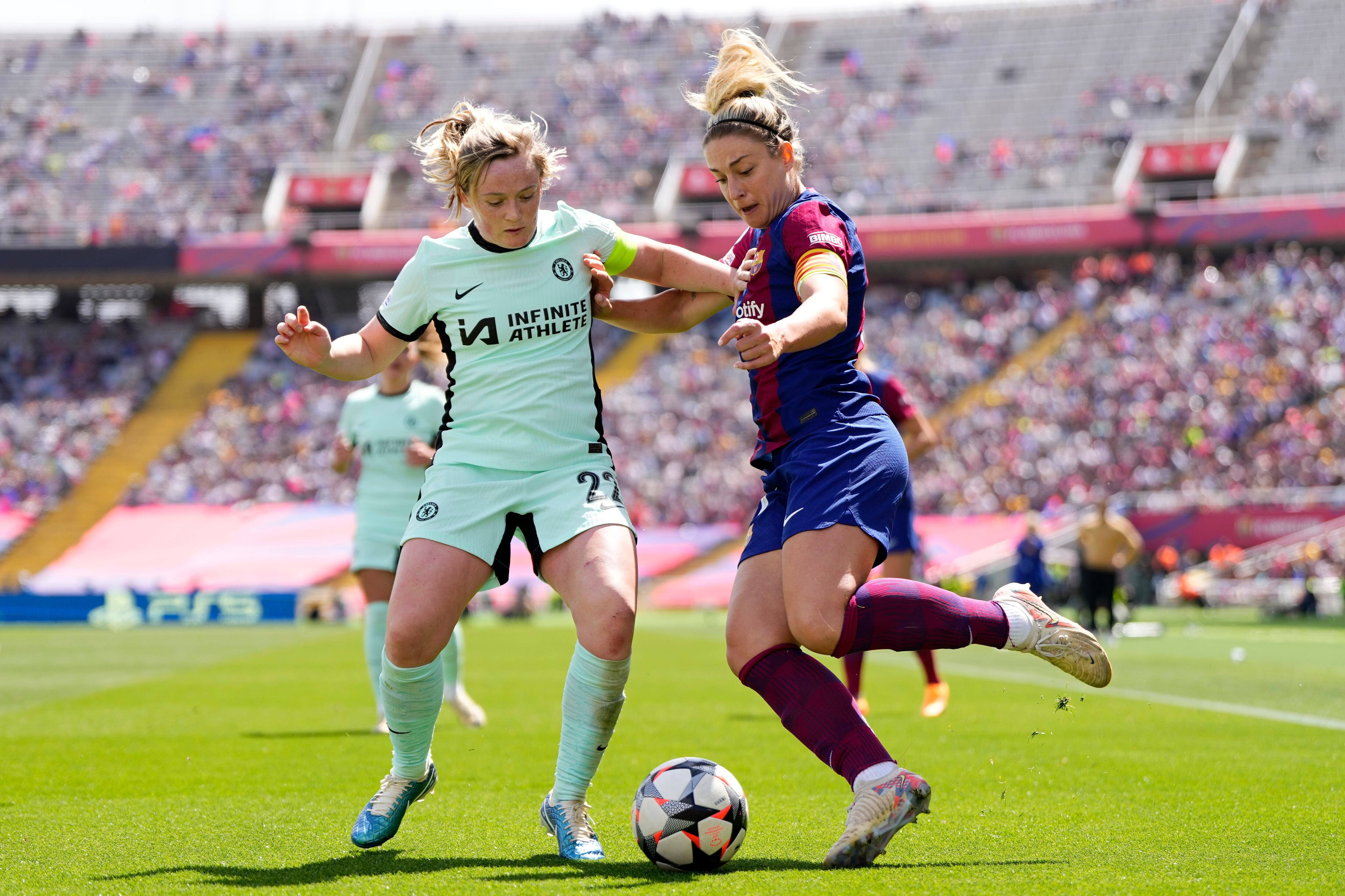 Erin Cuthbert, del Chelsea, compite por el balón con Alexia Putellas, de Barcelona, a la derecha, durante las semifinales de la Liga de Campeones femenina, primer partido, partido de fútbol entre el FC Barcelona y el Chelsea FC en el Estadio Olímpico de Barcelona, España, el sábado 20 de abril de 2024. ( Foto AP/José Bretón)