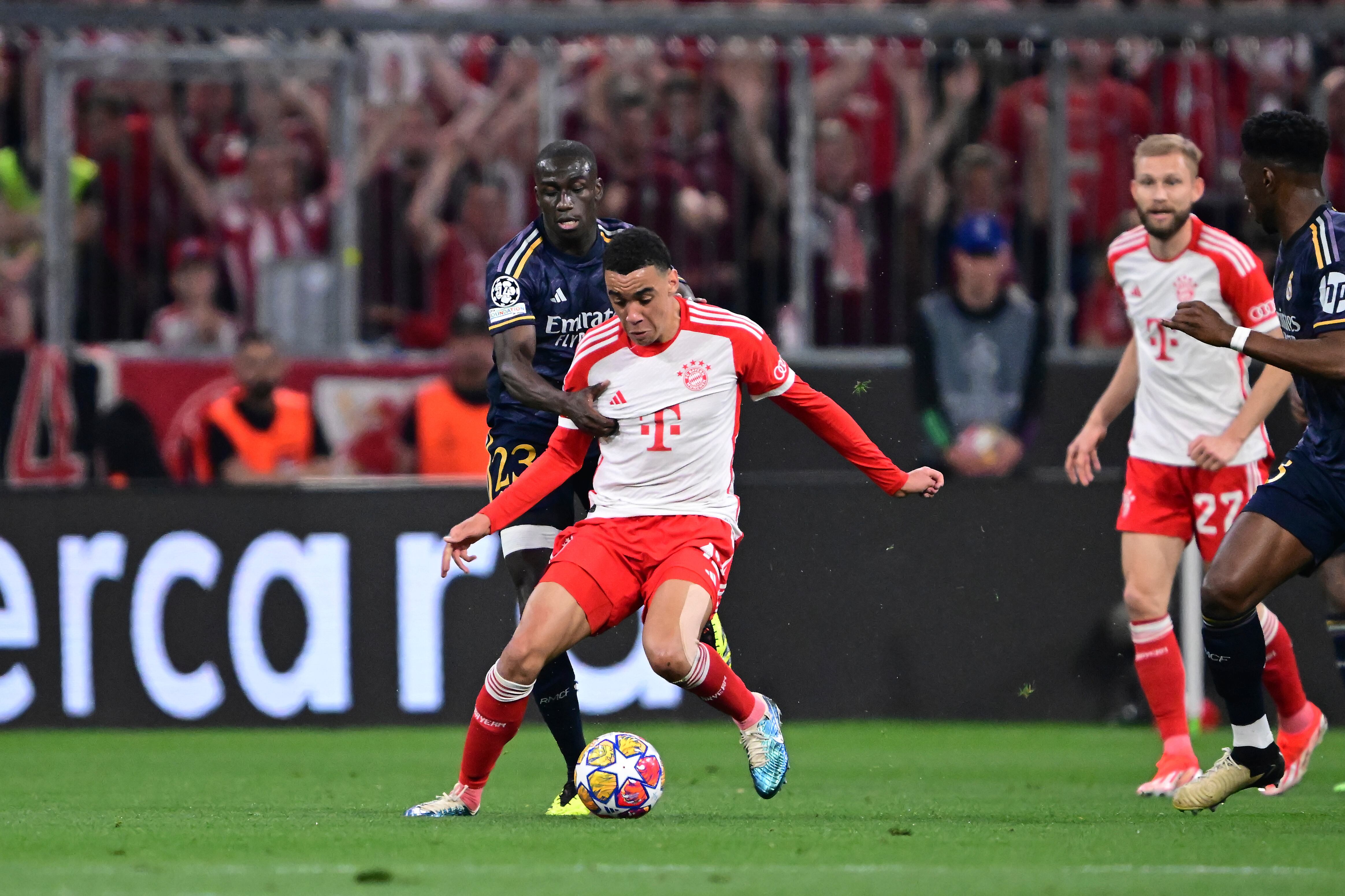 Ferland Mendy, del Real Madrid, izquierda, disputa el balón con Jamal Musiala del Bayern durante el partido de ida de la semifinal de la Liga de Campeones entre el Bayern de Múnich y el Real Madrid en el Allianz Arena de Múnich, Alemania, el martes 30 de abril de 2024. (Foto AP/ Cristian Bruna)