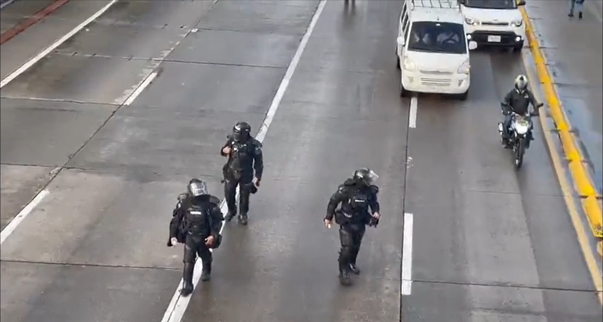La Policía de Tránsito tuvo que cerrar el carril para prevenir cualquier emergencia.