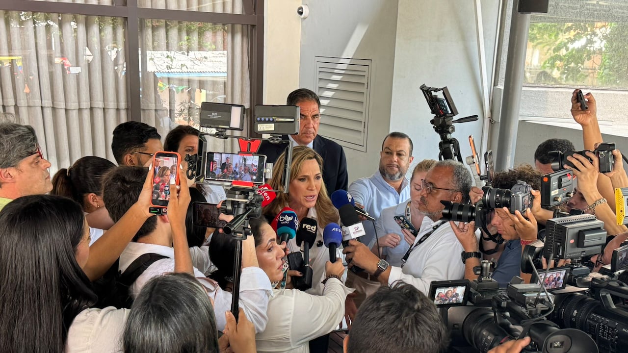 La congresista María Elvira Salazar brindó una ruda de prensa en Barranquilla