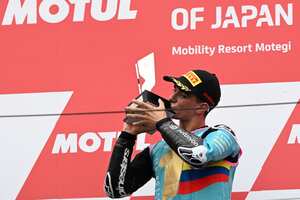 El piloto del CFMOTO Aspar Team, David Alonso, de Colombia, besa su trofeo mientras celebra su victoria y el Campeón del Mundo 2024 en el podio después de ganar la carrera de Moto3 del Gran Premio de Japón de MotoGP en el Mobility Resort Motegi en Motegi, prefectura de Tochigi, el 6 de octubre. 2024.
Toshifumi KITAMURA / AFP