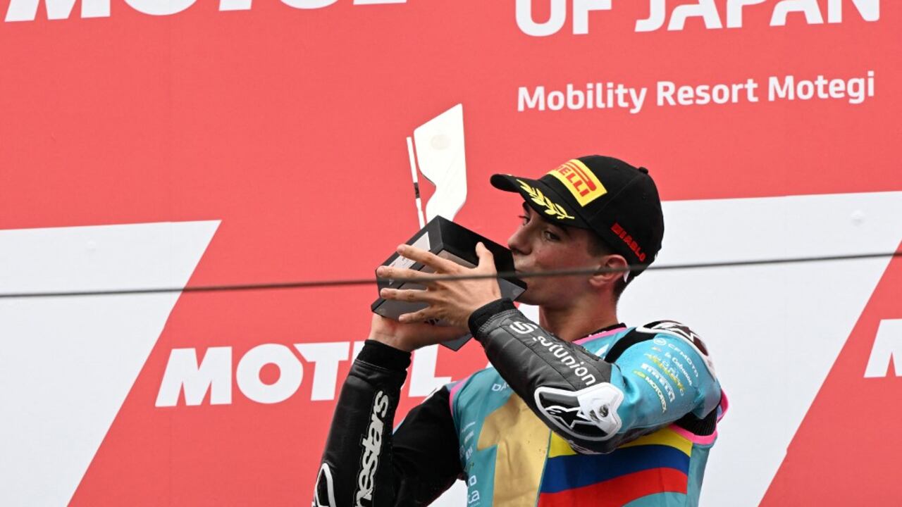 El piloto del CFMOTO Aspar Team, David Alonso, de Colombia, besa su trofeo mientras celebra su victoria y el Campeón del Mundo 2024 en el podio después de ganar la carrera de Moto3 del Gran Premio de Japón de MotoGP en el Mobility Resort Motegi en Motegi, prefectura de Tochigi, el 6 de octubre. 2024.
Toshifumi KITAMURA / AFP