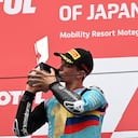 El piloto del CFMOTO Aspar Team, David Alonso, de Colombia, besa su trofeo mientras celebra su victoria y el Campeón del Mundo 2024 en el podio después de ganar la carrera de Moto3 del Gran Premio de Japón de MotoGP en el Mobility Resort Motegi en Motegi, prefectura de Tochigi, el 6 de octubre. 2024.
Toshifumi KITAMURA / AFP