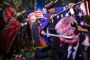 Los chamanes realizan un ritual místico con imágenes del presidente Donald Trump y su rival, el candidato presidencial demócrata Joe Biden, en Lima, Perú, el miércoles 16 de septiembre de 2020. Los chamanes se reunieron para predecir quién ganará las próximas elecciones presidenciales de Estados Unidos y orar para reducir la propagación de la pandemia de COVID-19 en todo el mundo, sin embargo, no se pusieron de acuerdo sobre quién ganaría las elecciones. Foto: Rodrigo Abd / AP