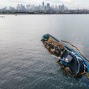 Un M / V Palawan Pearl medio sumergido está rodeado por un derrame de petróleo de la Guardia Costera de Filipinas, ya que se encuentra en las aguas de la bahía de Manila, Filipinas, después de que chocó con una draga BKM 104 con bandera de Chipre el jueves 8 de julio de 2021. El carguero filipino y una draga con bandera de Chipre chocaron en un área de anclaje de la bahía de Manila el jueves temprano, lo que resultó en ningún herido, pero provocó que el carguero se inclinara y quedara medio sumergido en las concurridas aguas. Foto: AP / Aaron Favila.