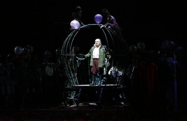 Manuel José Álvarez, director del Teatro Colón, dice que “además de la apuesta por el talento colombiano, Black, el payaso, es el símbolo de que el Teatro Colón tiene las puertas abiertas a la profesión y la voluntad de reconocer el trabajo de la gente del teatro”. 