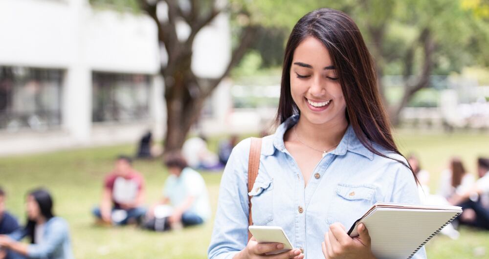 Uno de los principales desafíos de las mujeres en Colombia es el acceso a la educación. 