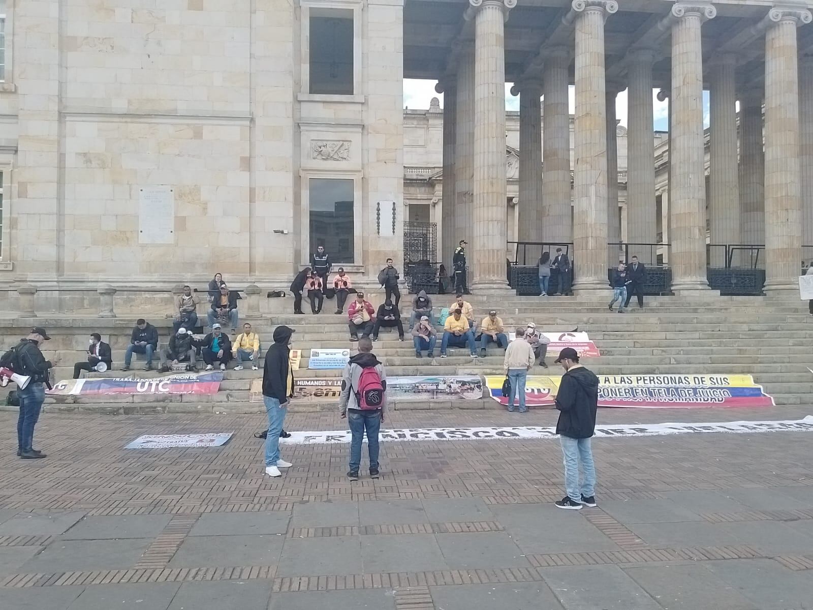 Integrantes de la Unión de Trabajadores de Colombia protestas por falta de atención del Ministerio de Trabajo