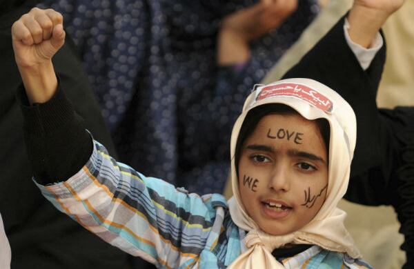 Musulmanes de Paquistán participan en una protesta por el atentado del pasado sábado en Quetta, donde murieron 87 chiíes. (EFE)