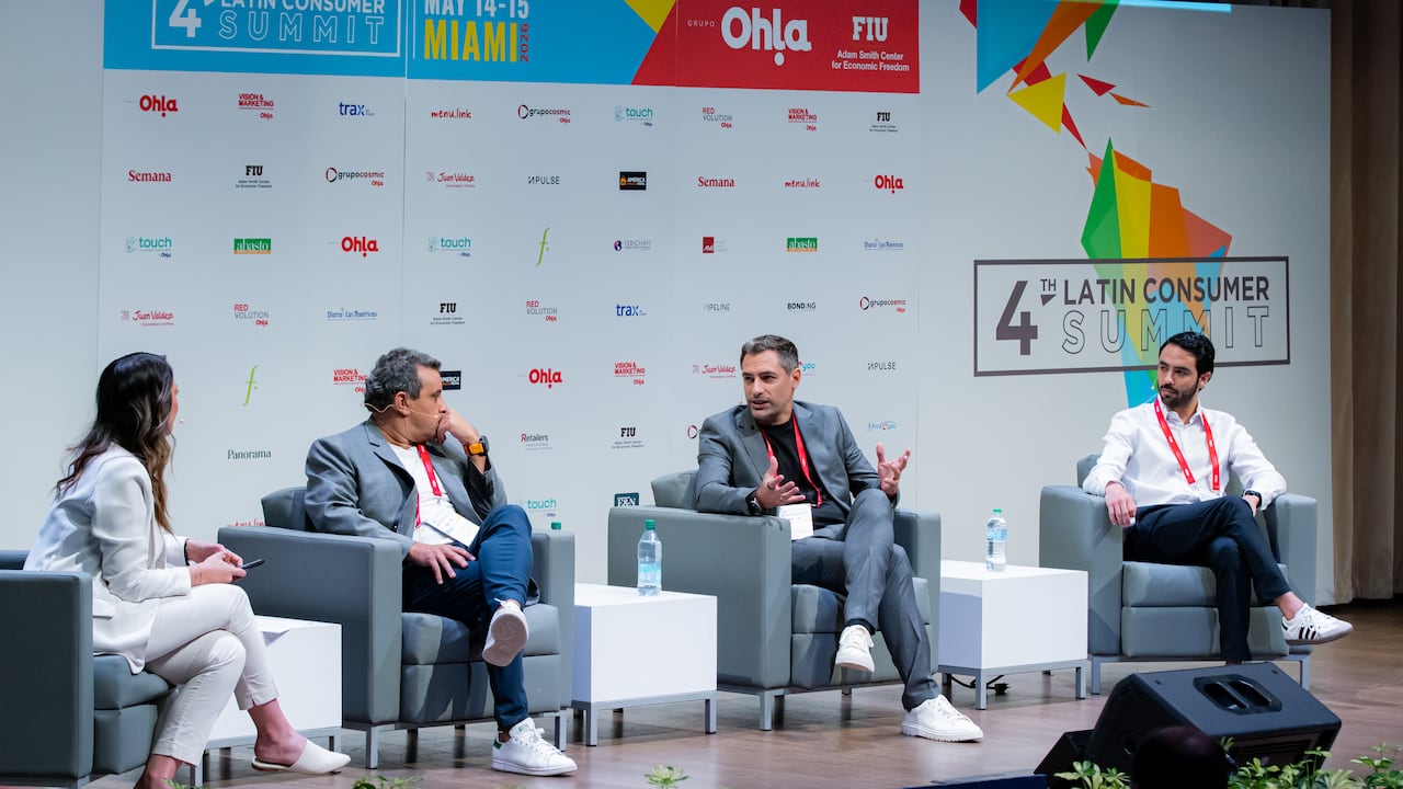 Panel ¡Que empiece el juego! Del estadio a la tienda.