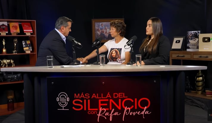 Rafael Poveda, madre y abogada de la víctima.