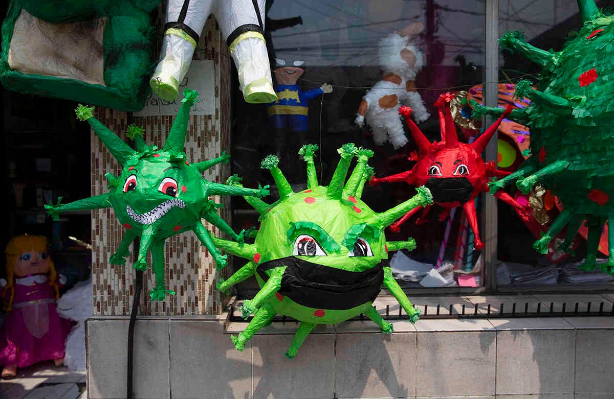 En una tienda situada en el parque Colón en la ciudad de Guatemala, unas piñatas que representan el nuevo coronavirus son exhibidas el 14 de abril. En el país ya se registran centenares de contagios, pero las muertes confirmadas son pocas. Foto: Moises Castillo/ AP. 