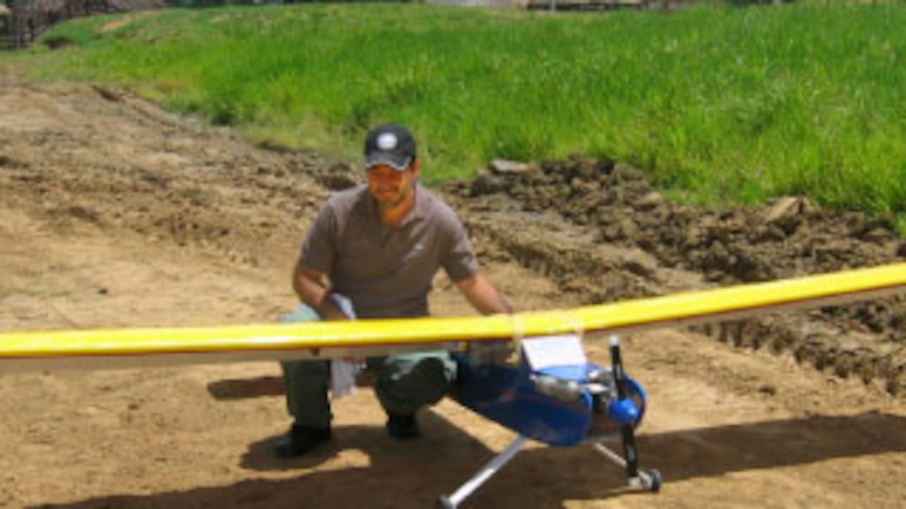 Una de las grandes aficiones de Víctor Mejía Múnera, alias ‘Pablo’, comandante del Bloque Vencedores de Arauca, es el aeromodelismo. Cuando estuvo en Santa Fe Ralito construyó una pista de 200 metros y compró costosos aviones