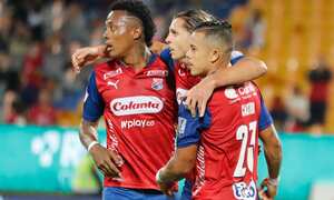 Vuletich celebra junto a Leonardo Castro y Jean Pineda, luego de marcar frente al Deportes Tolima