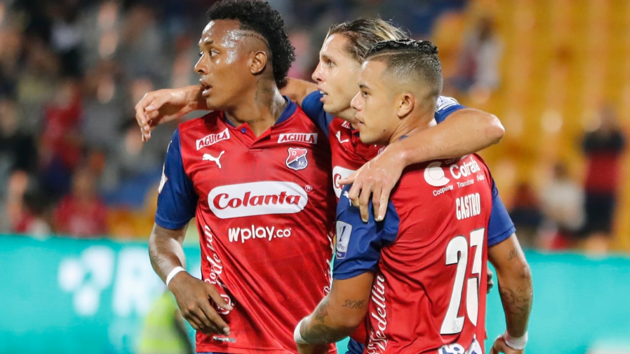 Vuletich celebra junto a Leonardo Castro y Jean Pineda, luego de marcar frente al Deportes Tolima