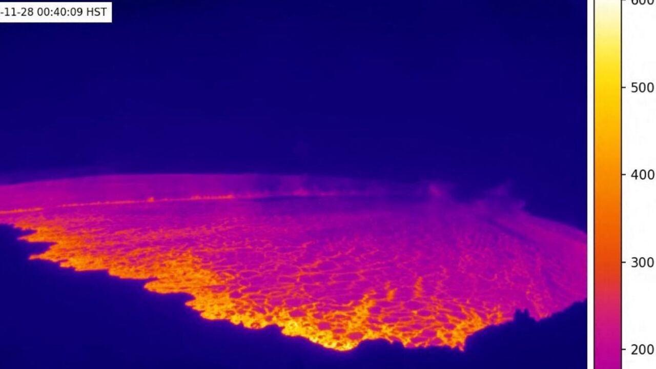 Esta imagen térmica suministrada por el Servicio Geológico de Estados Unidos muestra la lava salir del volcán