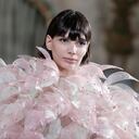 Una modelo luce una creación para la colección de moda Haute Couture Otoño-Invierno 2021-2022 de Giorgio Armani Privé presentada en la embajada de Italia en Francia, el martes 6 de julio de 2021 en París. Foto: AP / Lewis Joly.