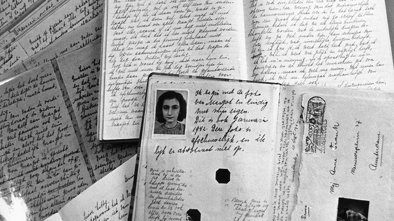 Fragmentos del diario de Ana Frank, cuyo texto original permanece en la casa, ahora museo, en la que se escondió, en Ámsterdam (Países Bajos) - Foto: afp