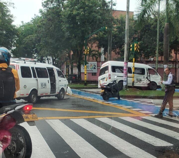 Cinco niños heridos dejó accidente entre dos busetas escolares al sur de Cali.